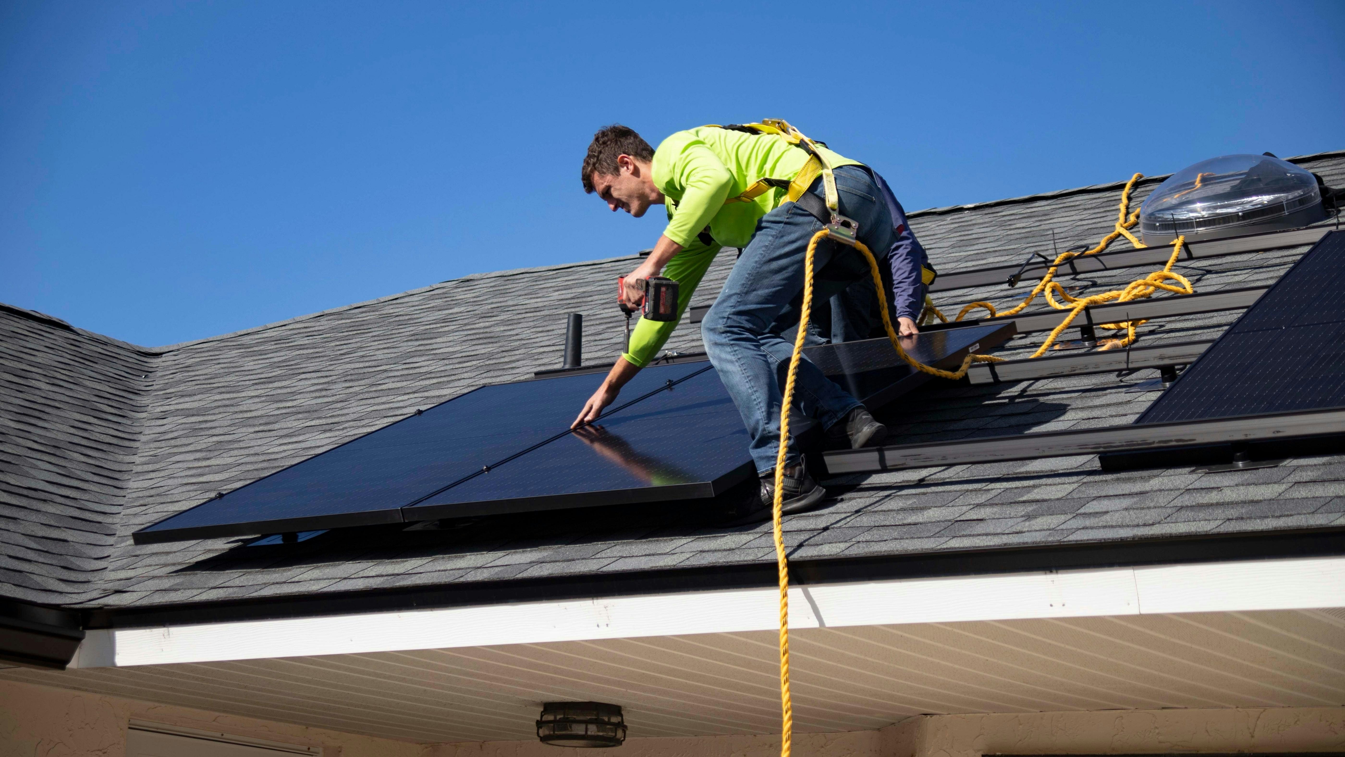 Media picture: Installation de panneaux solaires sur les bâtiments publics